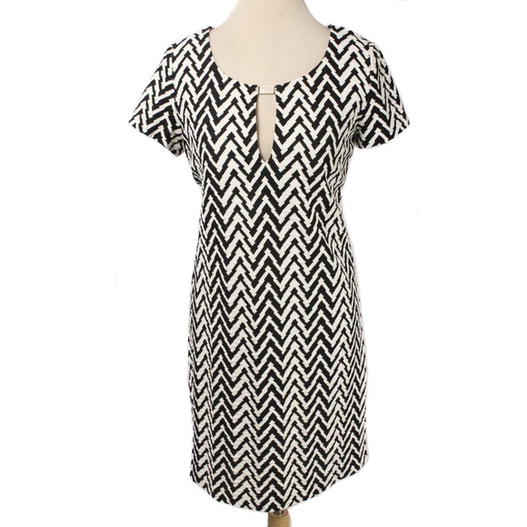 JESSICA SIMPSON Black & Ivory Textured Chevron Pattern Keyhole Shift Dress - Picture 2 of 5